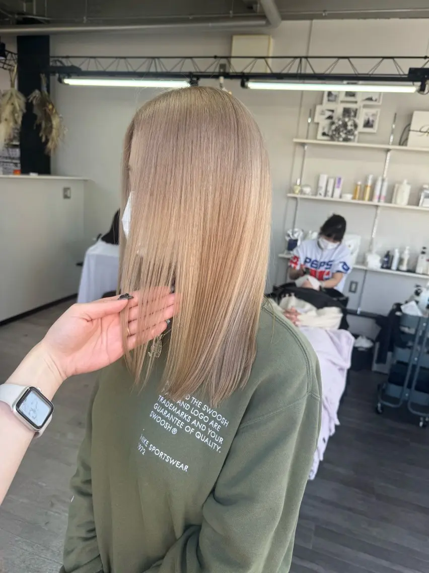 セミロング カラー ベージュカラー ホワイトベージュ 坂井 水菜美のヘアスタイル