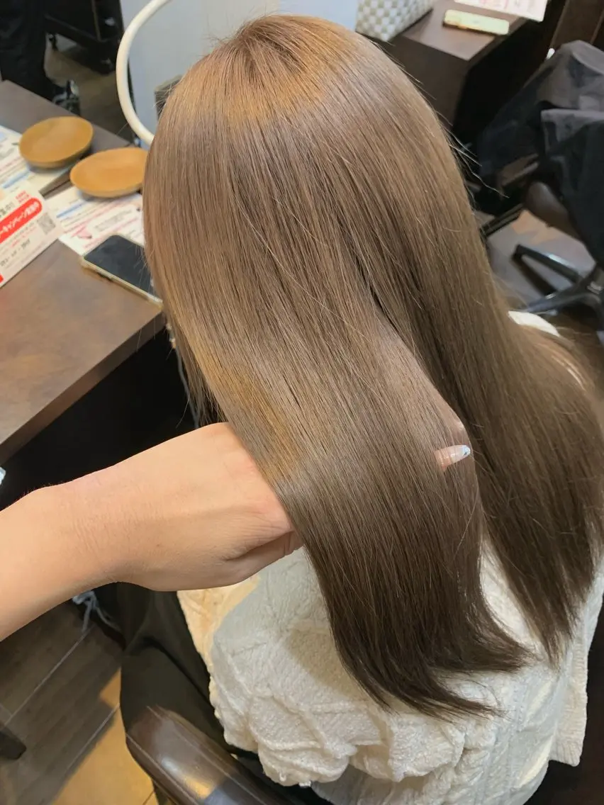 セミロング ミルクティーブラウン ヘアカラー トリートメント 小笠原 菜緒のヘアスタイル