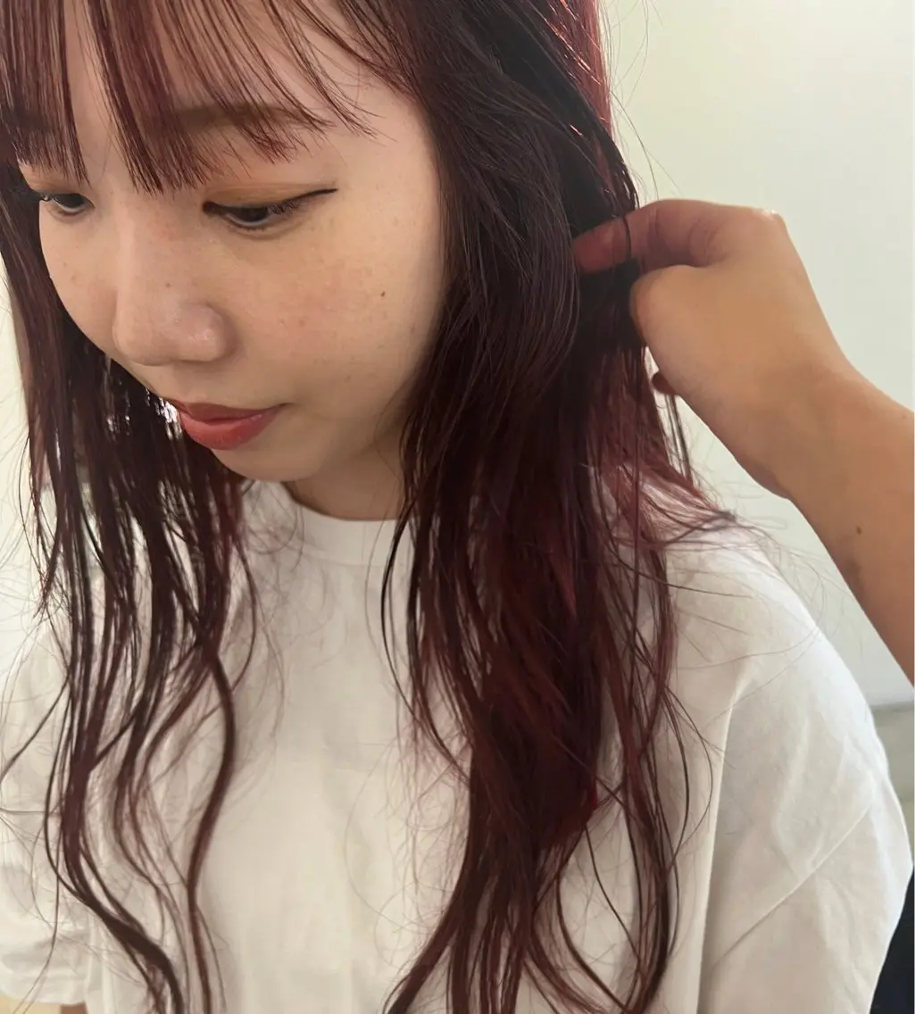 ロング カラー ブラウンカラー レッドカラー レッドブラウン 南部 綾音のヘアスタイル