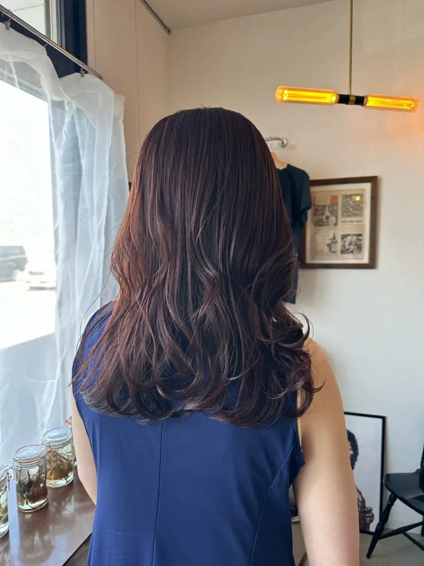 ロング レッドブラウン 岩村 夏姫のヘアスタイル
