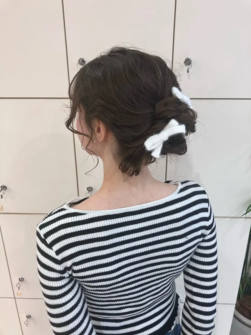 ヘアアレンジ お団子ヘア フレンチガーリー 前髪/顔周り/透明感 艶カラーとどさんのヘアスタイル