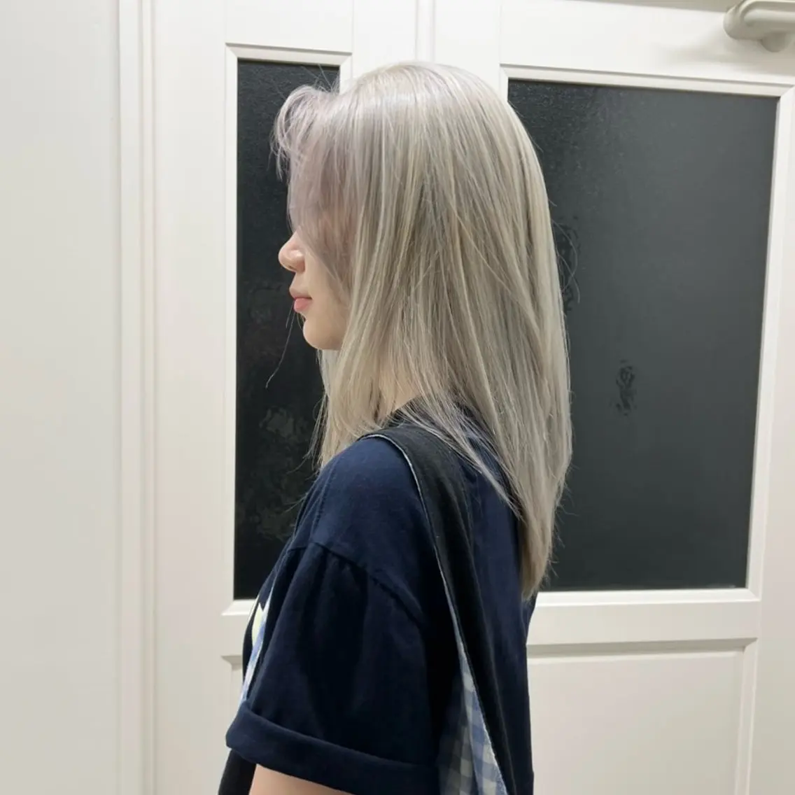 セミロング カラー ブリーチ 透明感カラー グレージュ シルバー シルバーグレージュ ❄️透明感カラー ❄️WAOのヘアスタイル
