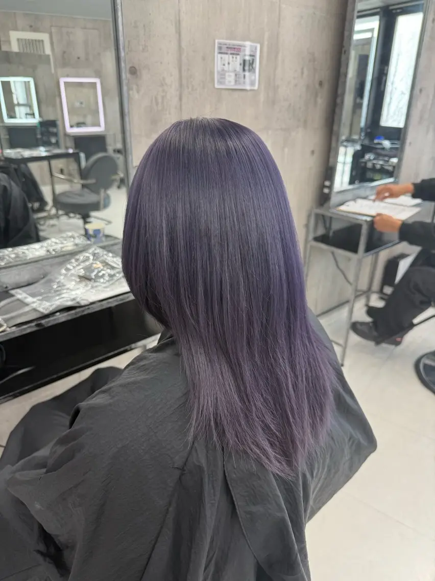 セミロング カラー メンズ メンズバレイヤージュ メンズブリーチ メンズハイライト メンズハイトーン メンズインナーカラー ヘアカラー トリートメント ☁️かずき☁️青.紫 推し活カラー🌈のヘアスタイル