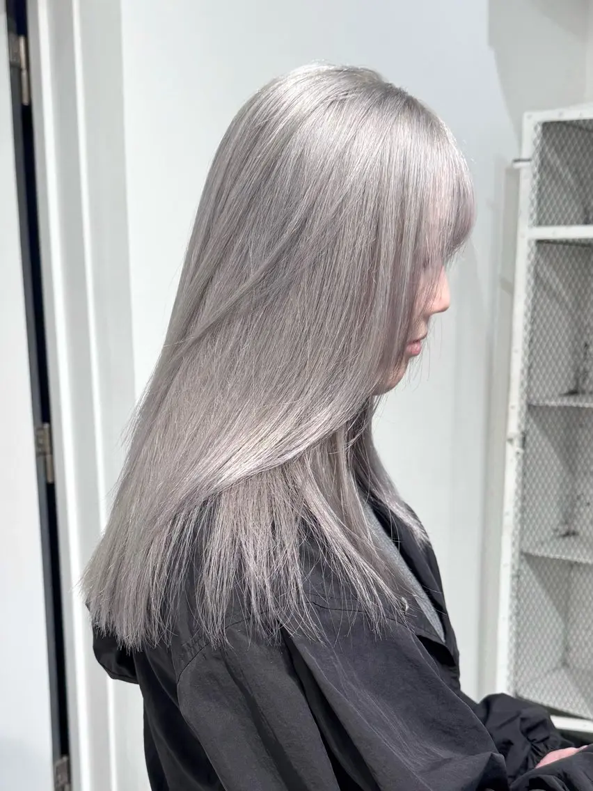 セミロング カラー ヘアアレンジ ブリーチ グレージュ ハイトーンカラー シルバー ホワイトシルバー カット ヘアカラー トリートメント 艶ハイトーン/ヘア アレンジAYAKAのヘアスタイル