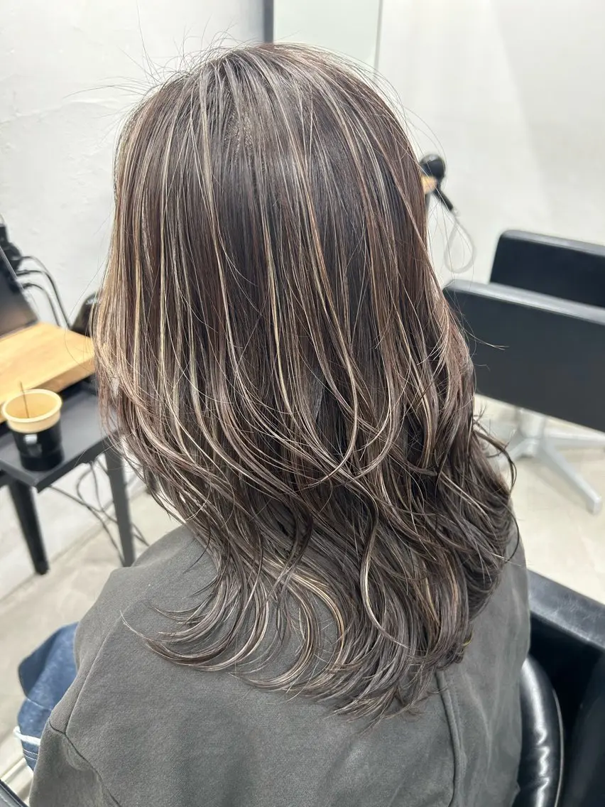 セミロング カラー ブリーチ ケアブリーチ ハイライトカラー ハイライト トリートメント RYOSUKE ハイトーンのヘアスタイル