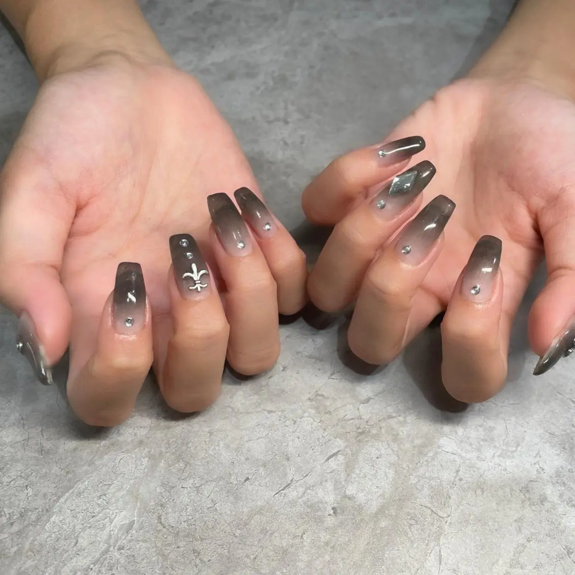 ネイル グラデーション ストーンネイル Nail Salon Lindaのネイルデザイン