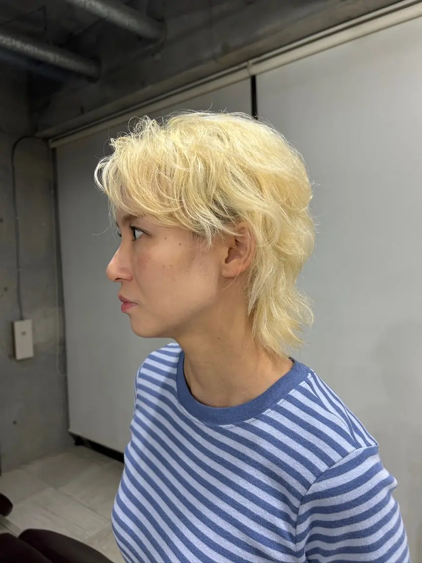 ショート ヘアカラー Hiyo 外国人風くせ毛パーマのヘアスタイル