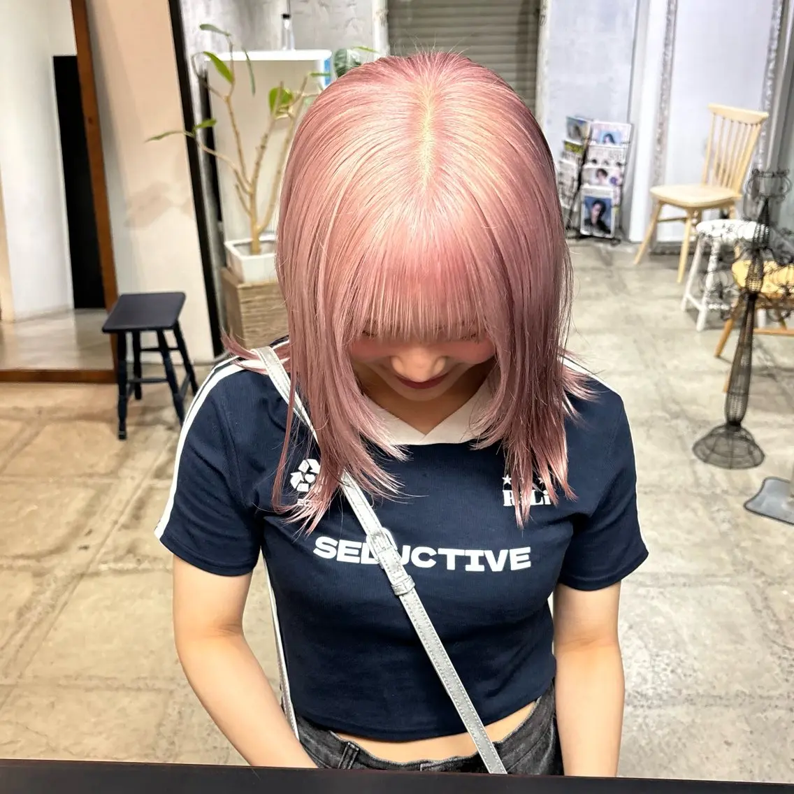 カラー ブリーチ ピンクカラー 的場 莉音のヘアスタイル