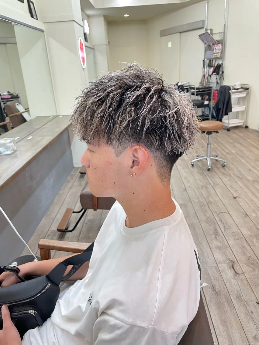 ショート パーマ メンズ フェードカット メンズハイライト メンズメッシュ メンズパーマ メンズツイストパーマ カット パーマ WEST OLAND加藤圭介のヘアスタイル