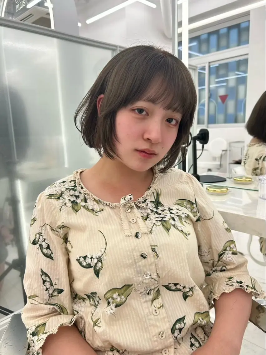 ショート カラー 赤み消し艶カラー🩵 前髪顔周り あやなのヘアスタイル