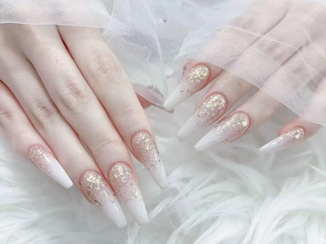 ネイル 長さ出し キラキラネイル 韓国ネイル ロングネイル マグネットネイル ハンドネイル ハンドケア Akira✨ nailのネイルデザイン
