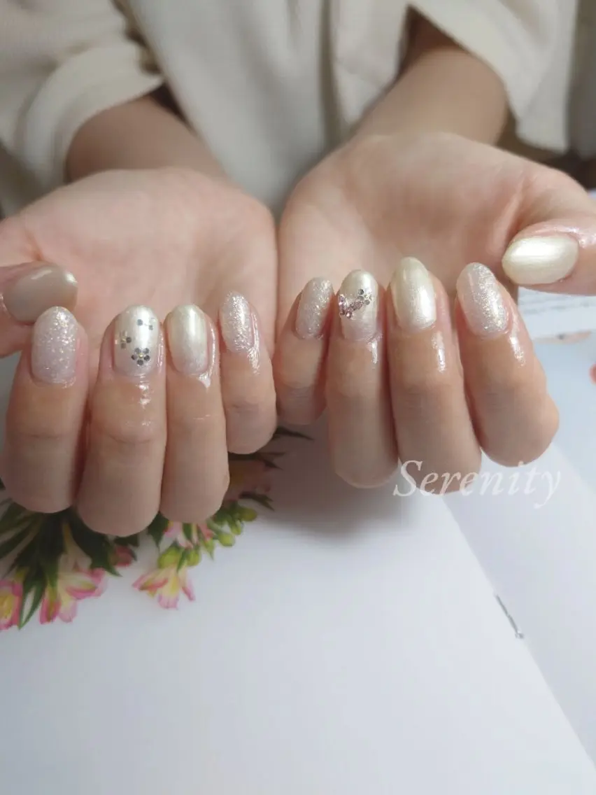 ネイル ラメ(グリッター) パステルネイル ホワイト 黄色 nail  serenityのネイルデザイン