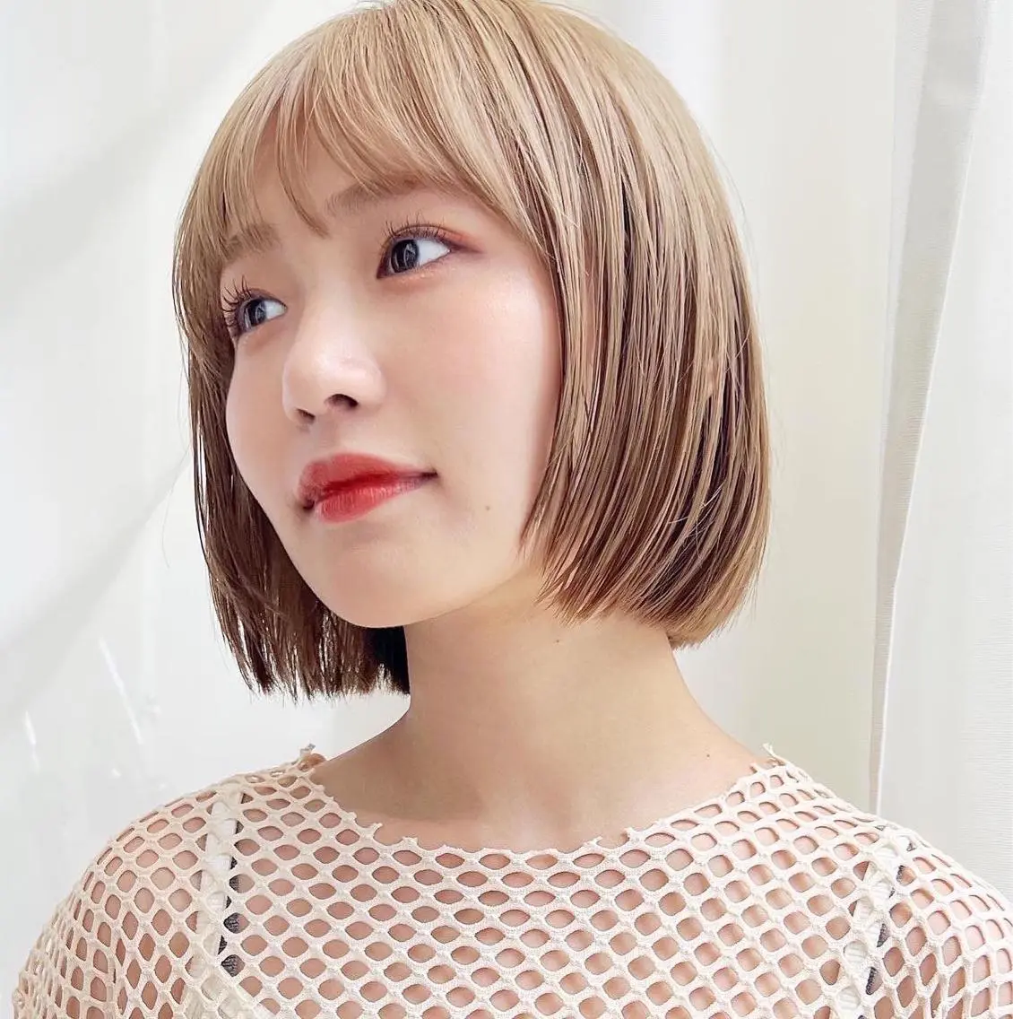ショート カラー 切りっぱなしボブ 前下がりボブ ブリーチ グレージュ ボブ カット ヘアカラー トリートメント レイヤー専門家 ダブルカラー修のヘアスタイル