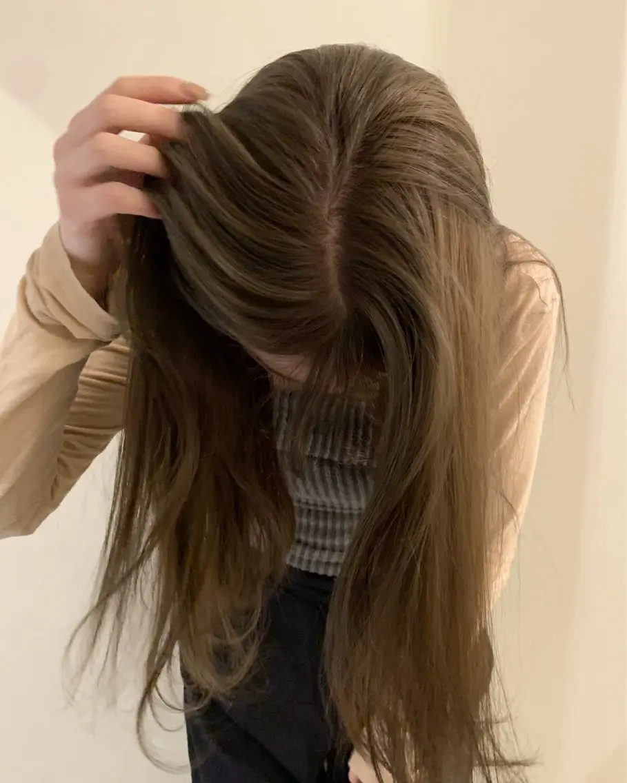 セミロング カラー ベージュカラー ハイトーンカラー オリーブベージュ ヘアカラー 落合希 Olivebeigeのヘアスタイル