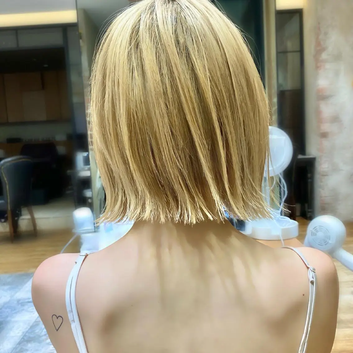 ショート カラー 切りっぱなしボブ ショートボブ ベージュカラー ブリーチ ケアブリーチ カット ヘアカラー トリートメント ショート、ボブの神✨ 峯朋也✂︎✨のヘアスタイル