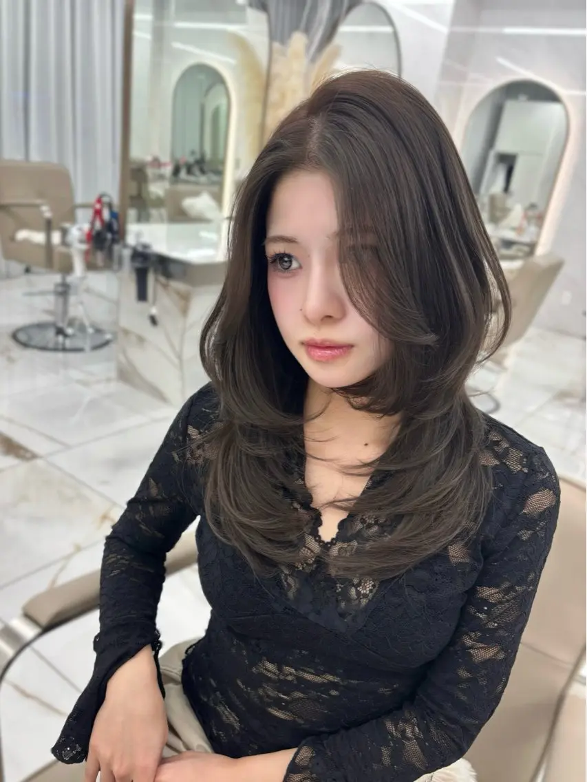 セミロング カラー 透明感カラー グレージュ オリーブグレージュ オリーブグレー レイヤーカット カット ヘアカラー トリートメント ちい/韓国レイヤー /ベージュ/顔まわりのヘアスタイル