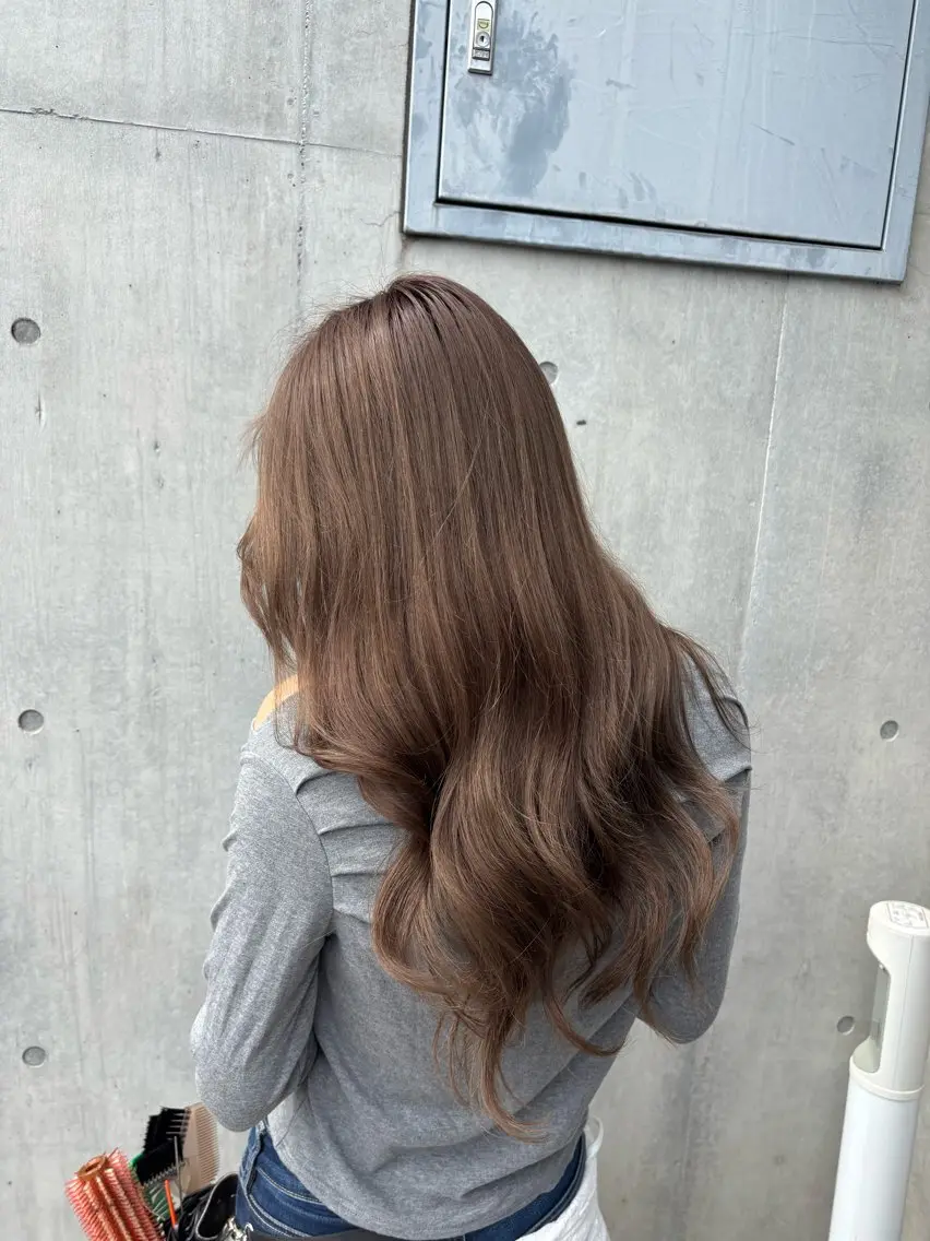 カラー ベージュカラー ブリーチ ミルクティーベージュ カット ヘアカラー レイヤーカット KAEのヘアスタイル