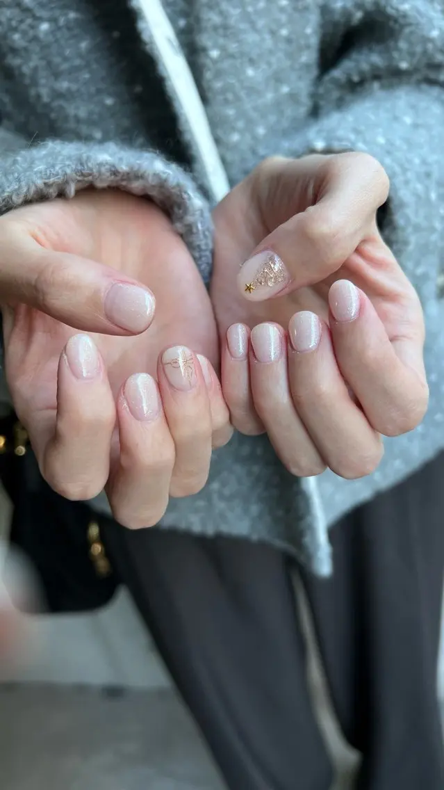 ネイル オーロラネイル フラッシュネイル フレンチネイル グラデーション キラキラネイル ハンドネイル Fleuri 🌿のネイルデザイン