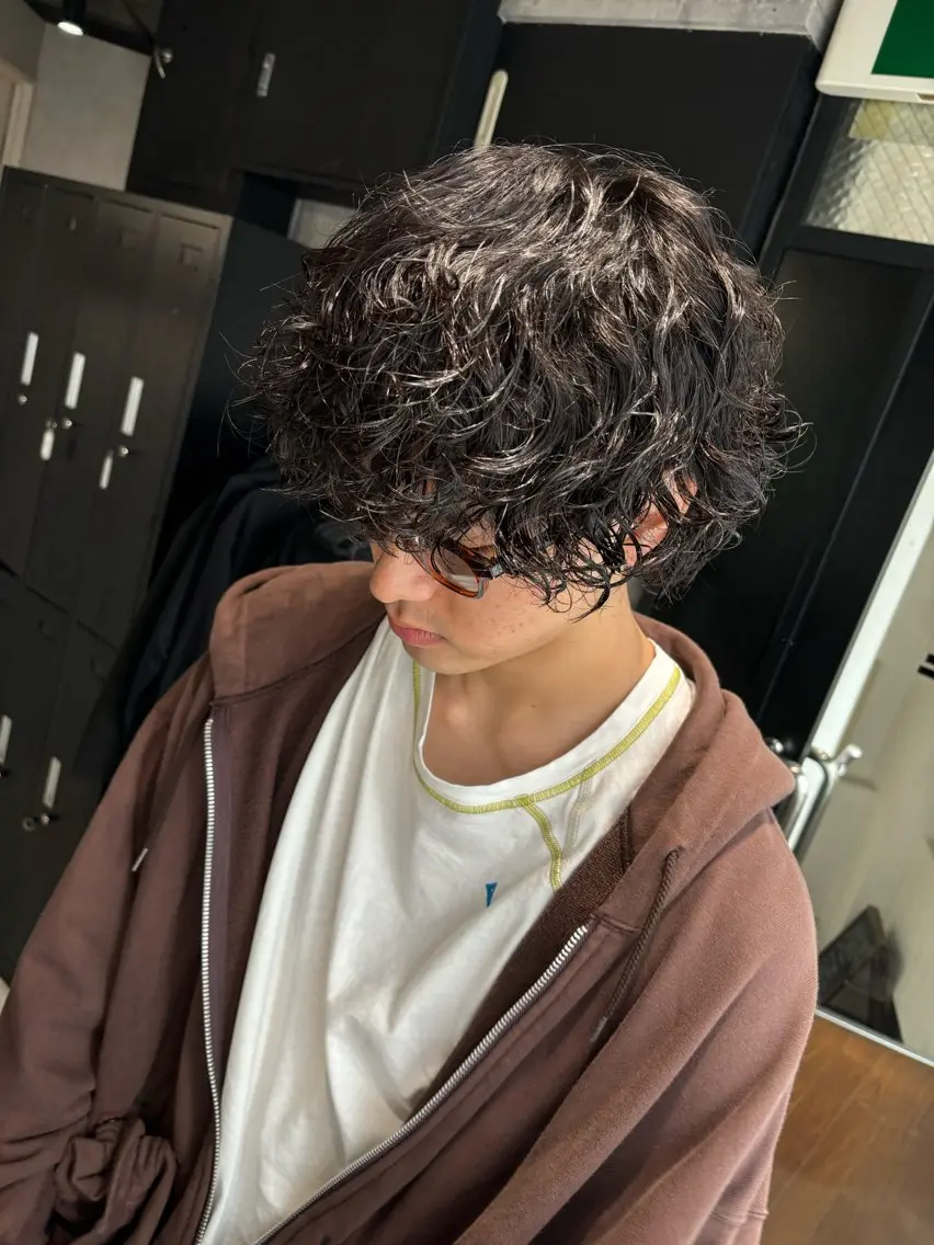 ミディアム パーマ メンズ ミディアムパーマ メンズパーマ 波巻きパーマ スパイラルパーマ カット パーマ トリートメント _WHITE / KENTOのヘアスタイル