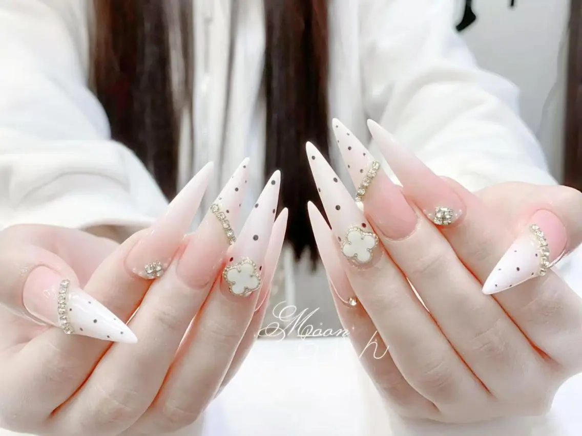 ネイル 長さ出し キラキラネイル 韓国ネイル ロングネイル マグネットネイル ハンドネイル ハンドケア Yuki🌸 nailのネイルデザイン