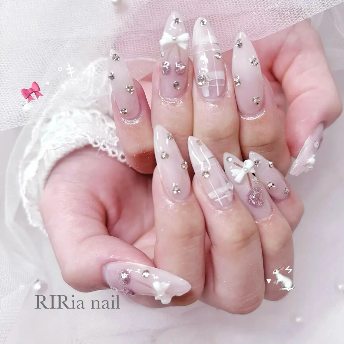 ネイル ガーリー ピンク ピンクベージュ リボン ストーンネイル ハンドネイル 🎀RIRia nail🎀のネイルデザイン