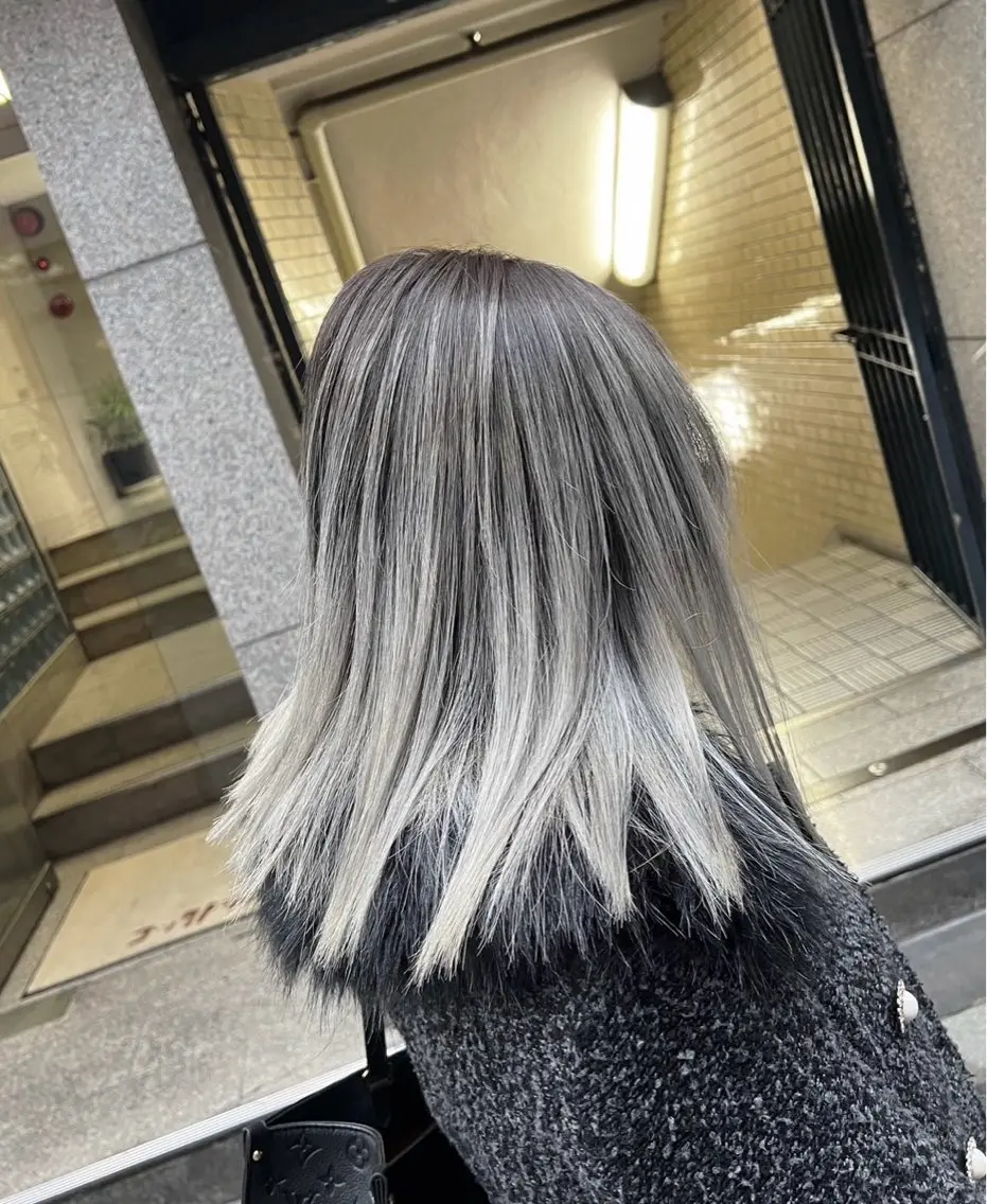 ミディアム カラー バレイヤージュ シルバー ホワイトシルバー レイヤーカット ヘアカラー トリートメント 指名数No.1 /NAOYAのヘアスタイル