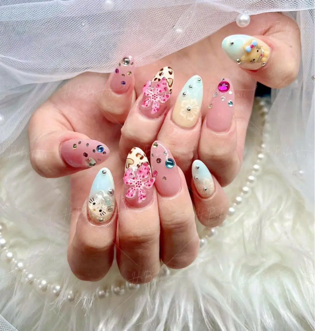 ネイル オーロラネイル フレンチネイル ジェルネイル ハロウィン キラキラネイル H.baby Nail Salonのネイルデザイン