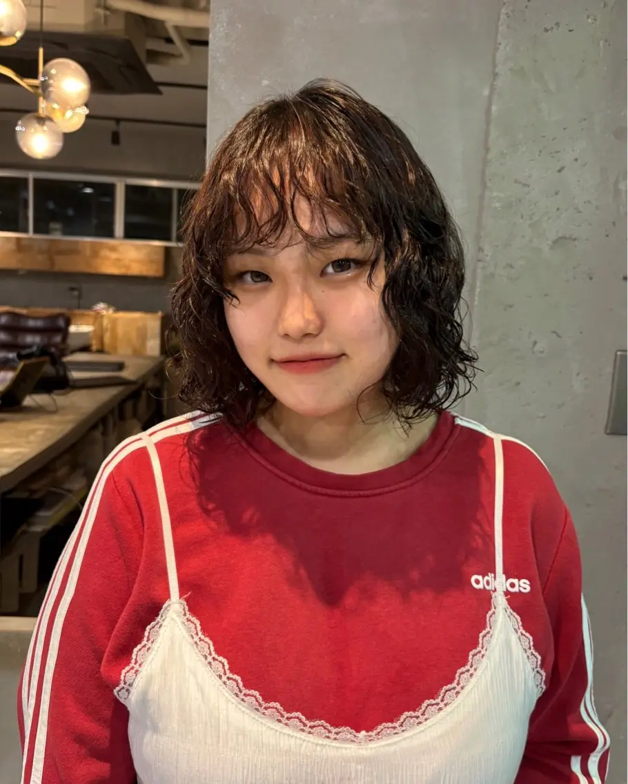 ミディアム カラー パーマ ミディアムパーマ 岩間 ゆいこのヘアスタイル