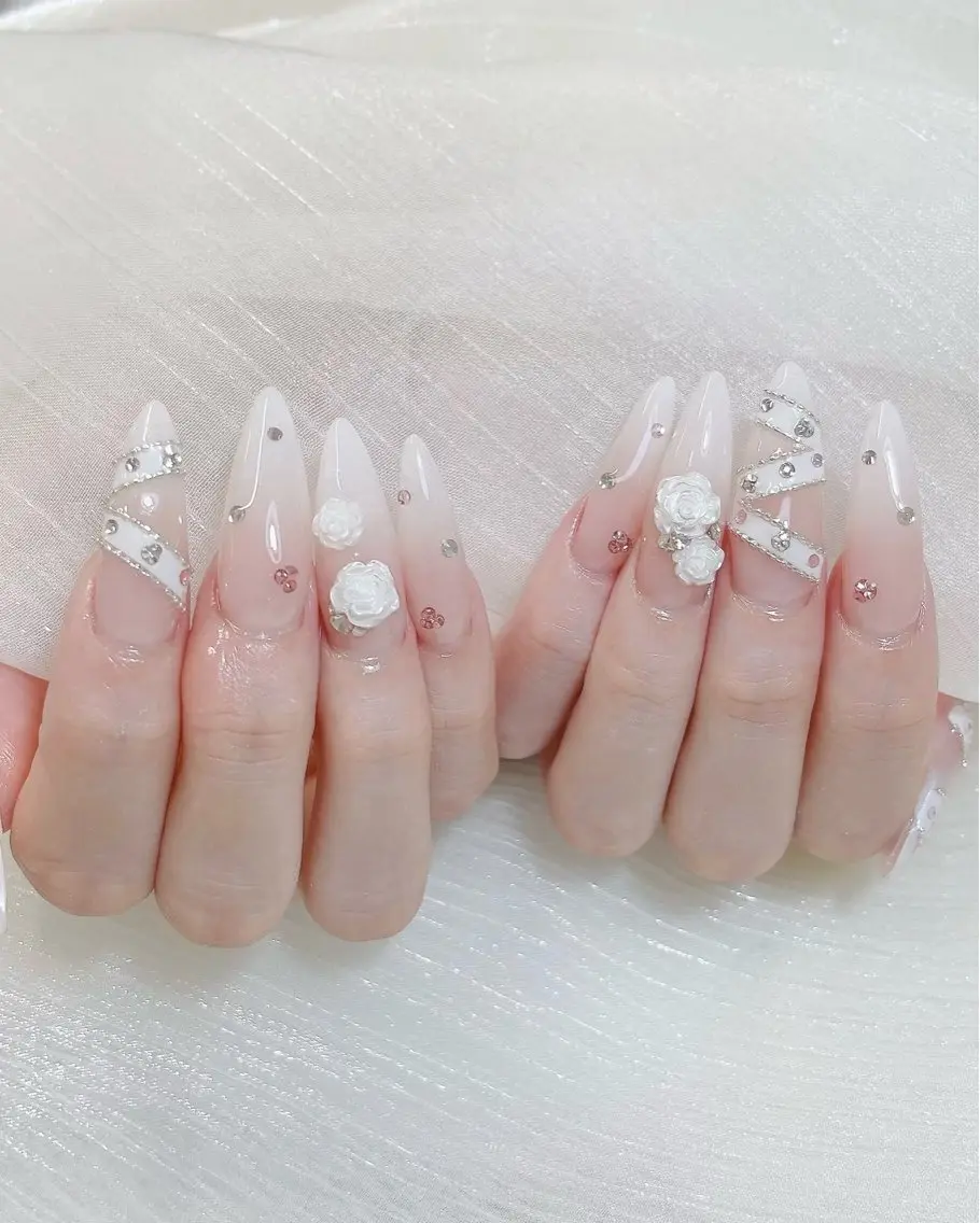 ネイル チークネイル ドット フレンチネイル キラキラネイル 韓国ネイル ハンドネイル Speraネイル 大宮店🎀のネイルデザイン
