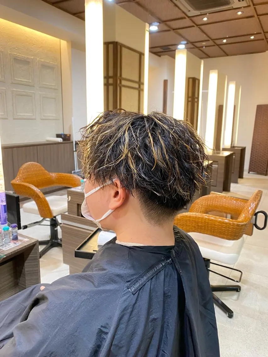 カラー パーマ メンズ カット ヘアカラー スパイラル波巻き パーマ井本汰壱のヘアスタイル