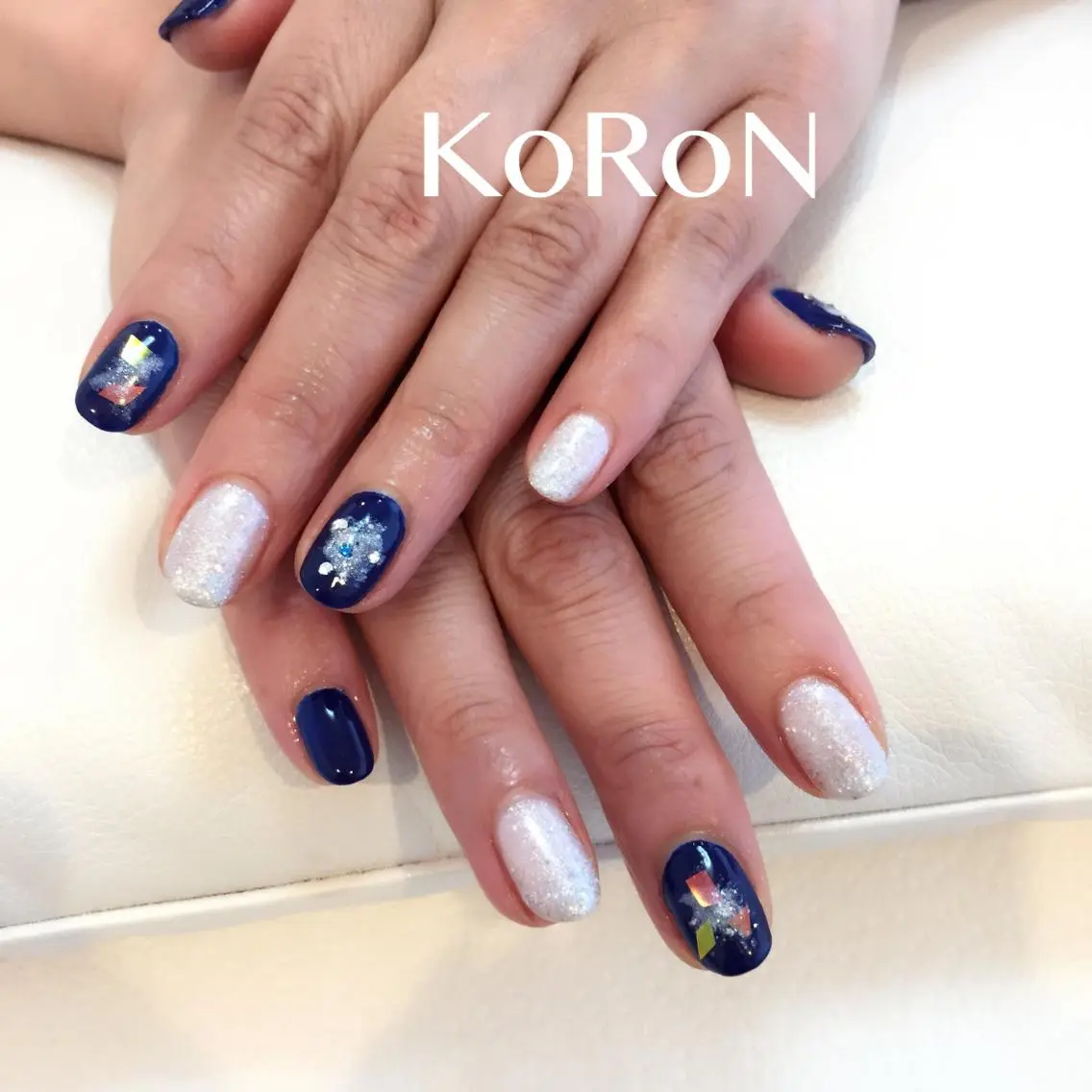 ネイル キラキラネイル ネイビー シルバー ハンドネイル 自宅サロン鎌倉 KORONのネイルデザイン
