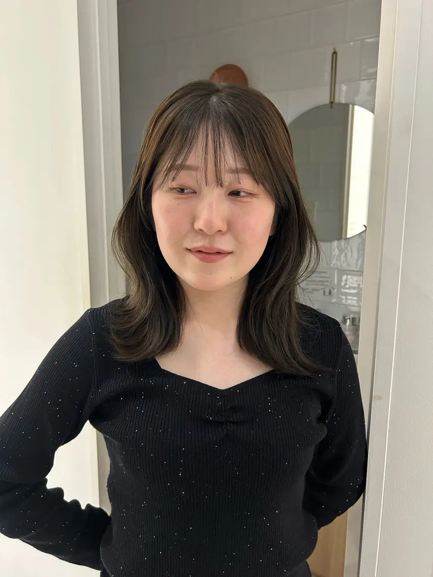 ミディアム カラー ベージュカラー 透明感カラー オリーブベージュ カット ヘアカラー オリーブベージュ/ ブリーチなし透明感のヘアスタイル