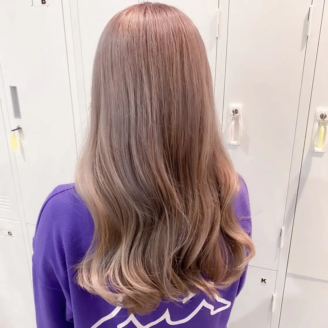 ロング カラー ベージュカラー ブリーチ ケアブリーチ ミルクティーベージュ FERIA梅田🖤 透明感カラー🎀のヘアスタイル