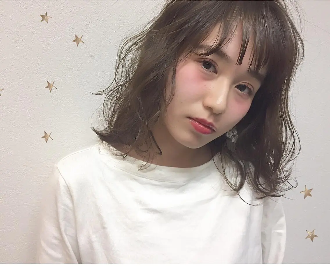 ミディアム アッシュ アッシュグレー 伸ばしかけ 市川 千夏のヘアスタイル
