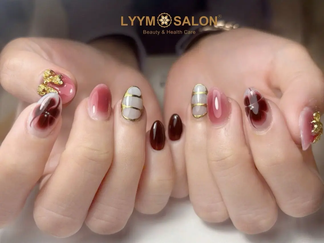 ネイル アートネイル ボルドー フラワーネイル ゴールド グラデーション ハンドネイル LYYM Salonのネイルデザイン