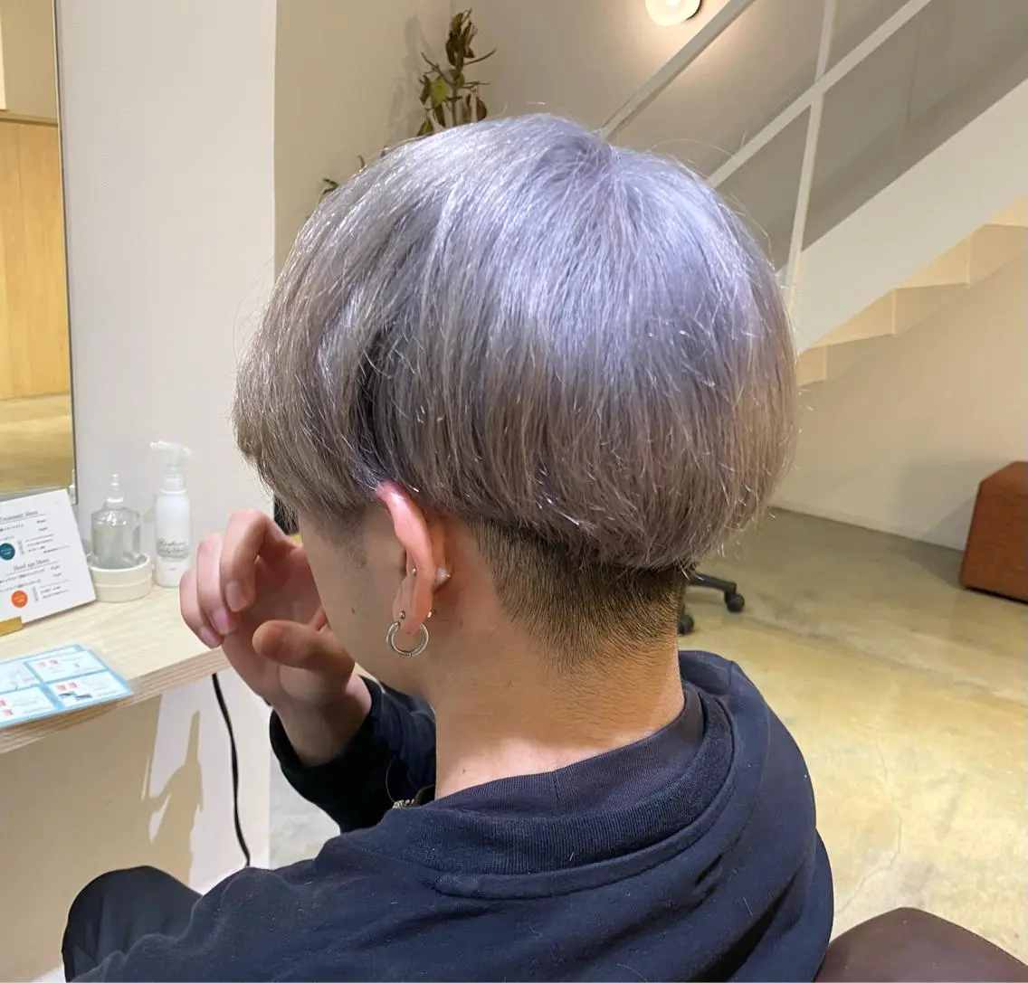メンズ メンズバレイヤージュ メンズブリーチ センターパート メンズハイライト メンズハイトーン カット ヘアカラー トリートメント 酸性ストレート/ブリ ーチなしWカラー河本のヘアスタイル