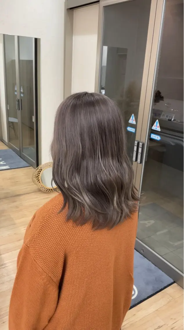 セミロング カラー ブリーチ グレージュ ヘアカラー トリートメント 橋本翔 ハイトーン/レイヤーのヘアスタイル