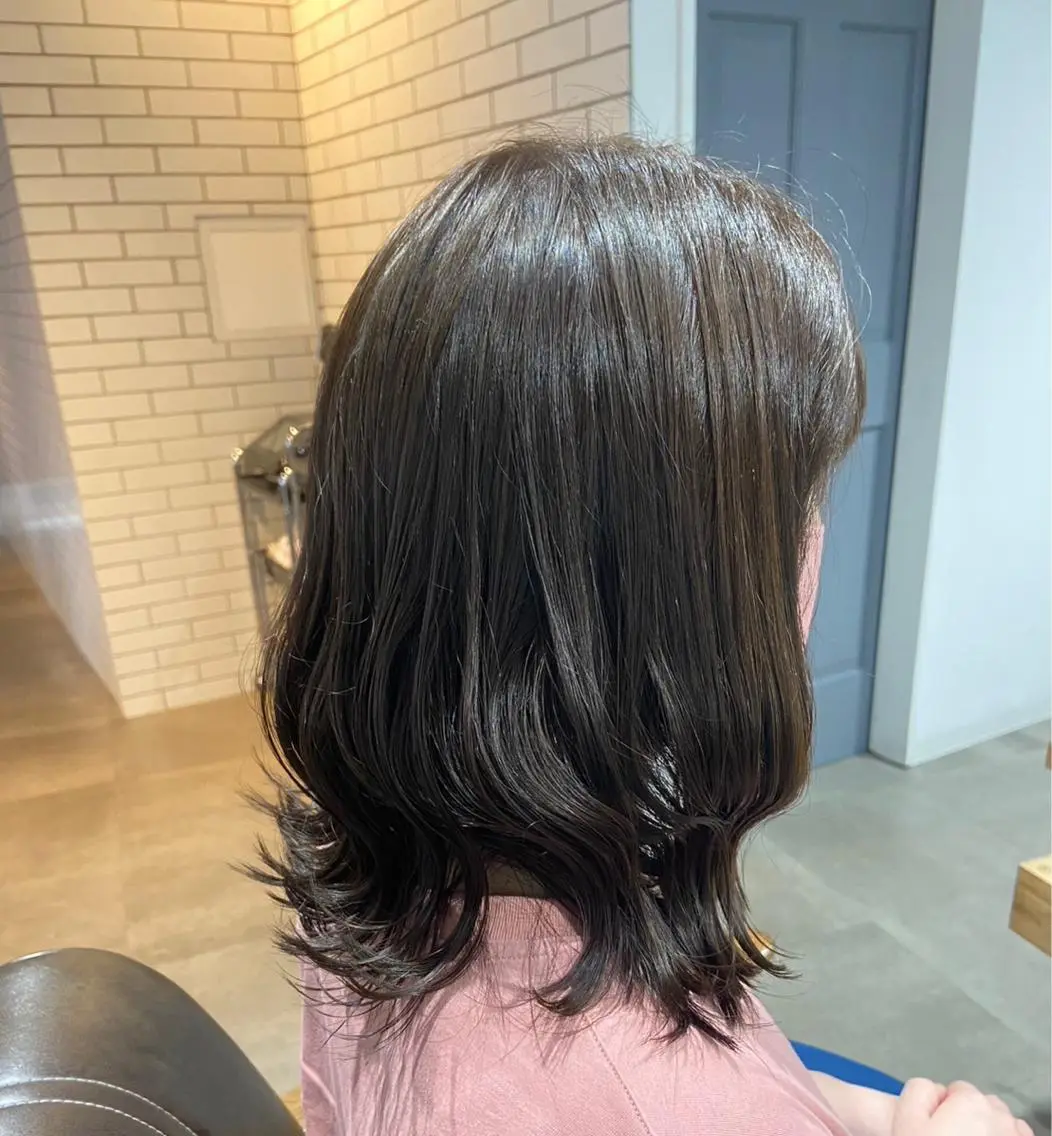ミディアム カラー アッシュ オリーブアッシュ 安岡美咲✂︎ 艶カラー/髪質改善のヘアスタイル