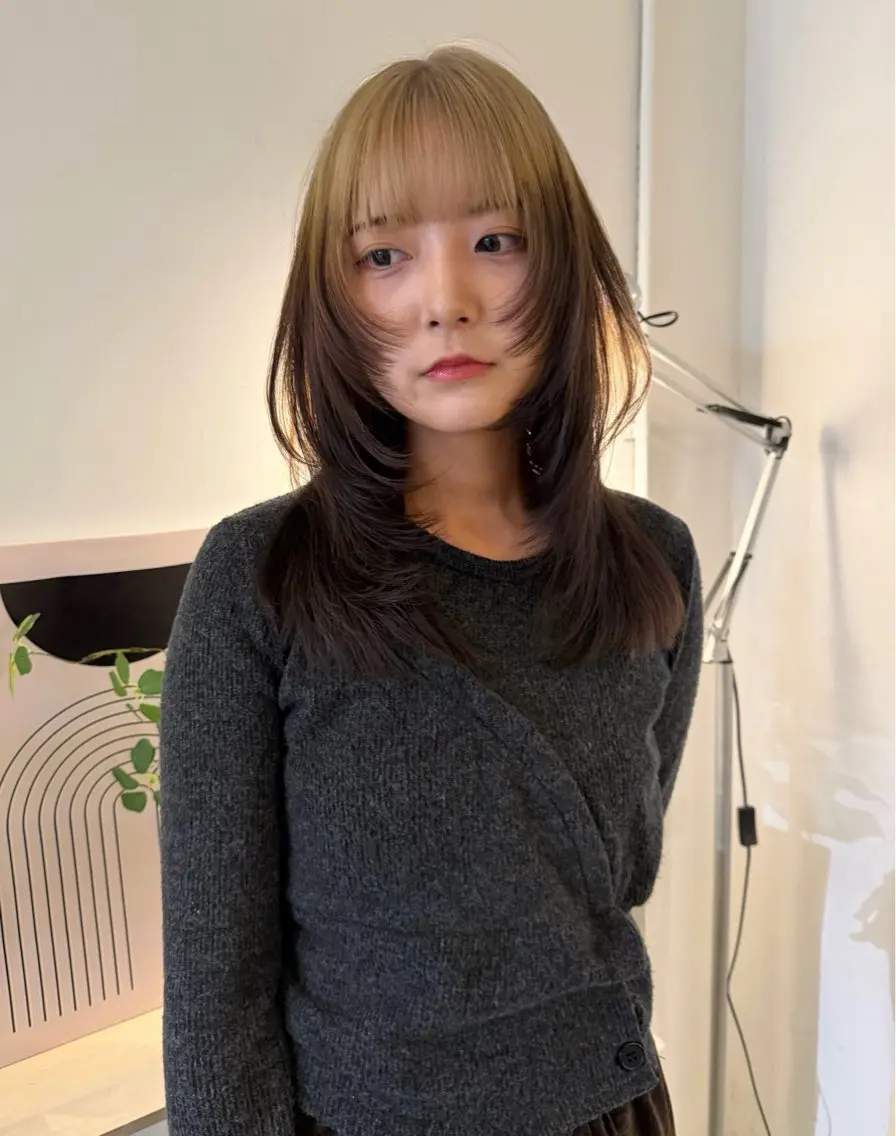ミディアム カラー ベージュカラー ブリーチ ブロンド ケアブリーチ デザインカラー カット ヘアカラー トリートメント MIU/ルーツカラー 顔まわりレイヤーのヘアスタイル