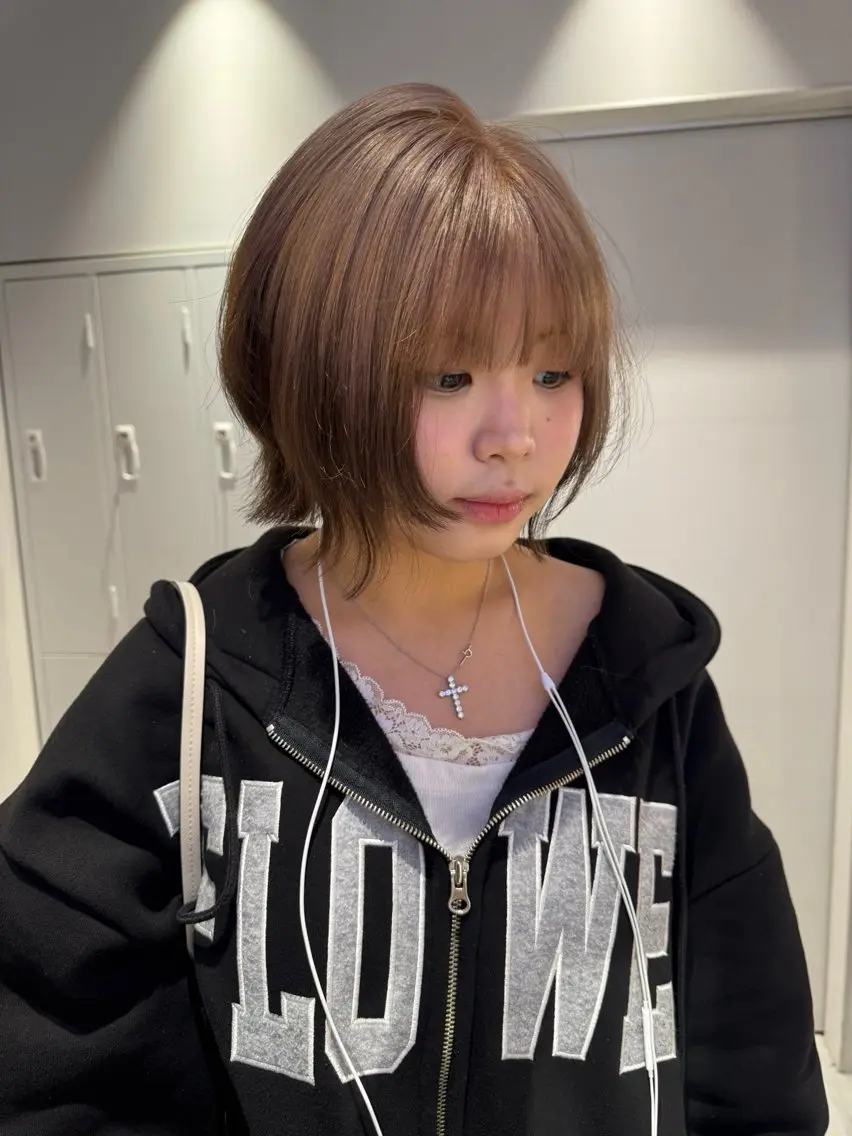 ショート カラー ベージュカラー ブリーチ ブラウンカラー ハイトーンカラー ヘアカラー Ami/艶カラー/ レイヤー/ハイトーンのヘアスタイル