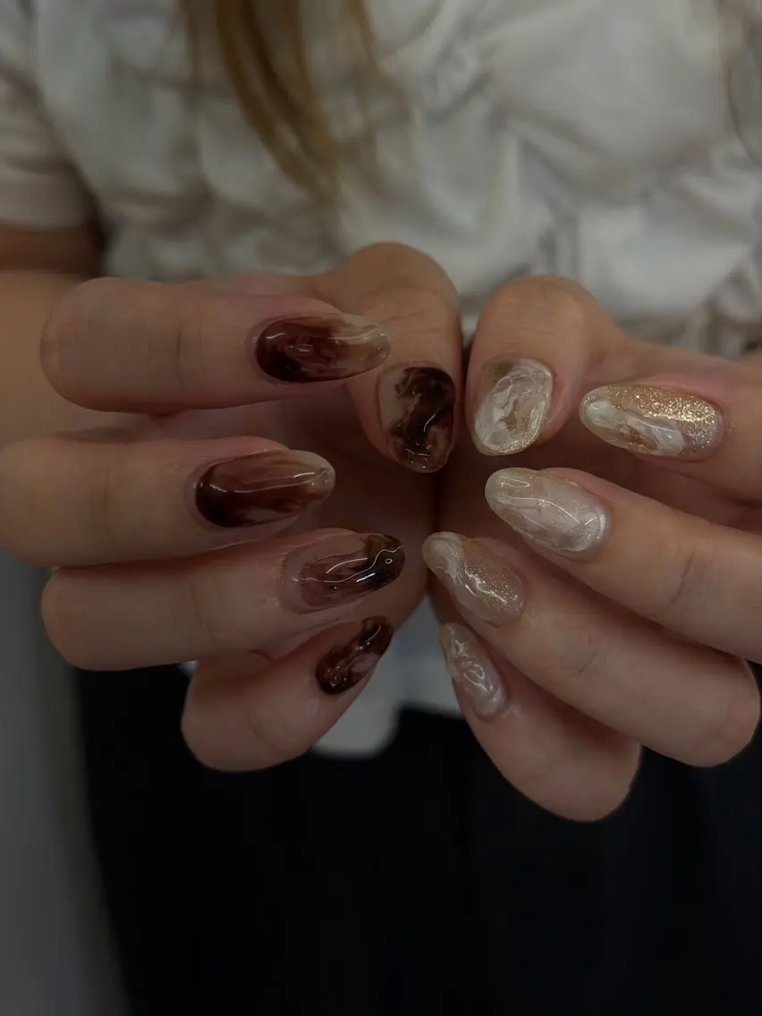 ネイル フットネイル ジェルネイル ゴールド マグネットネイル ニュアンスネイル ハンドネイル ハンドケア Bana_ Nailのネイルデザイン