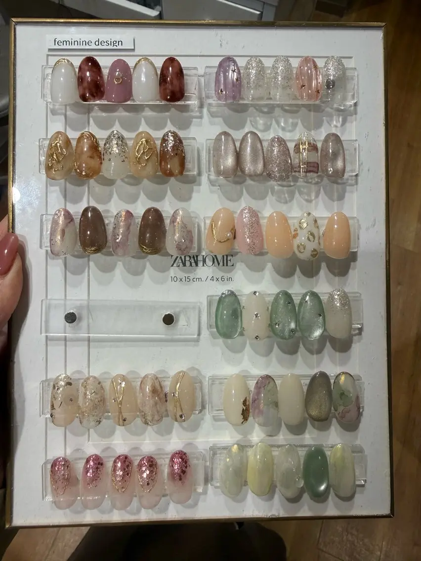 feminine デザインネイルの写真