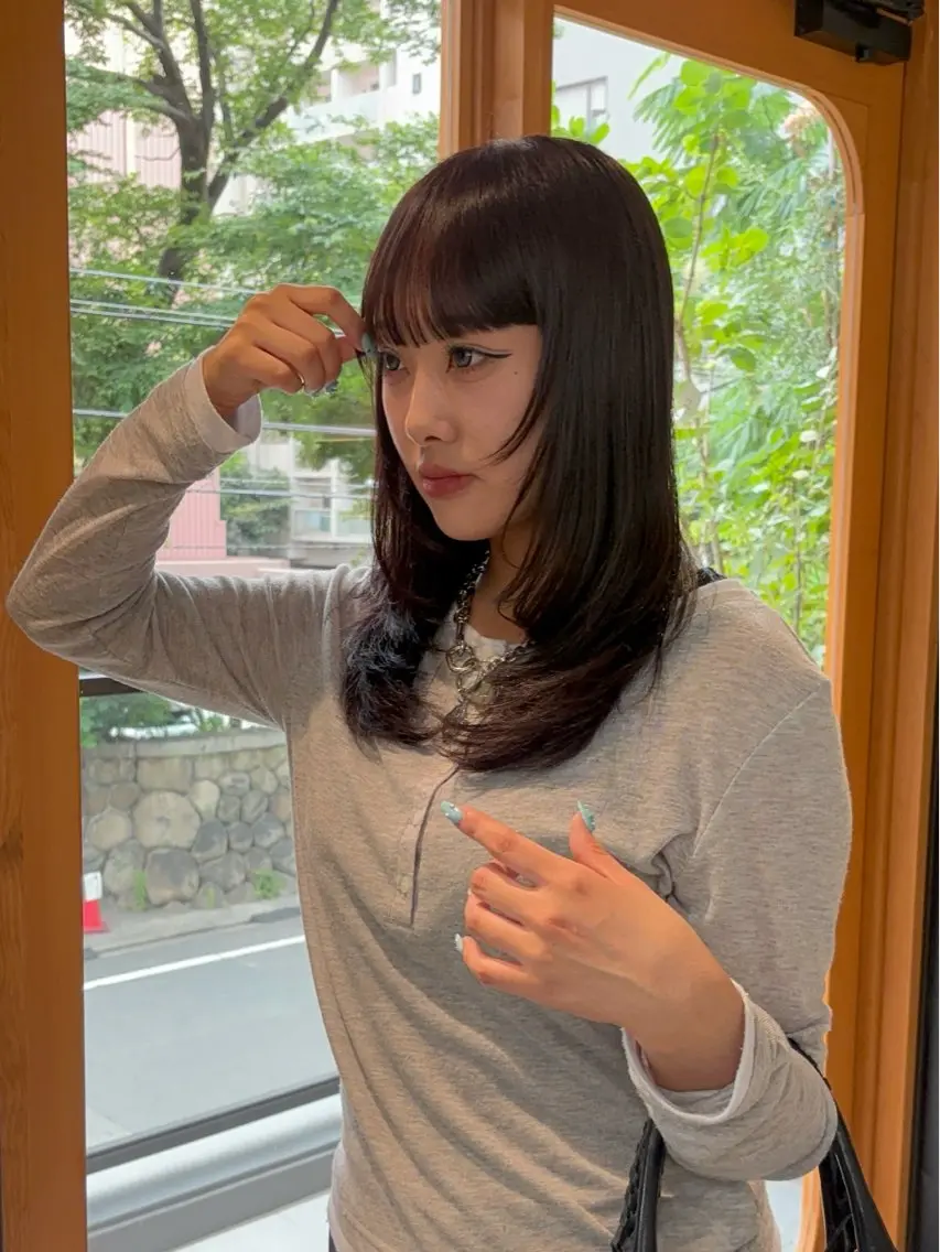 セミロング カラー ブラウンカラー カシス 透明感カラー ヘアカラー 林 璃乙菜のヘアスタイル