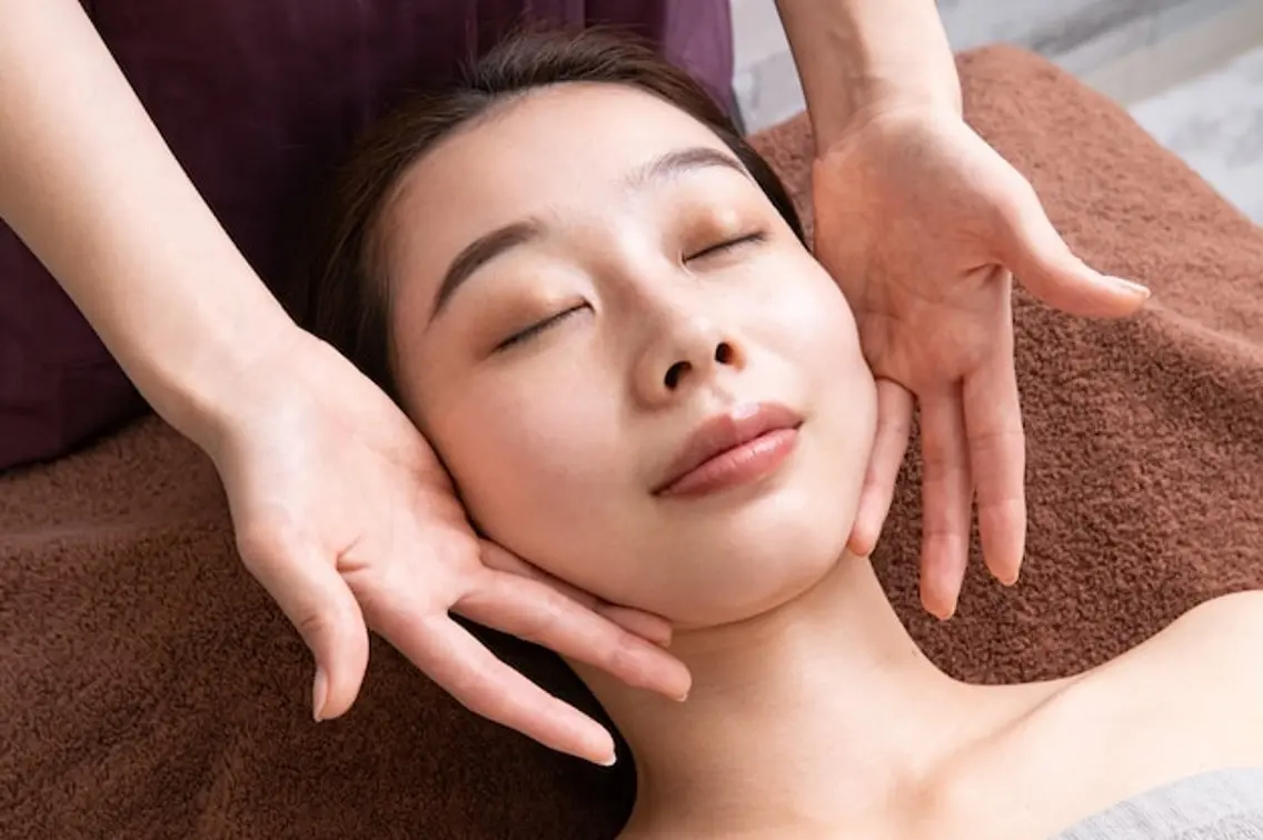 ６０分薬草🌿美肌優しいハーブピーリングパック付きフェイシャルエステフルコース　剥けないパックの写真
