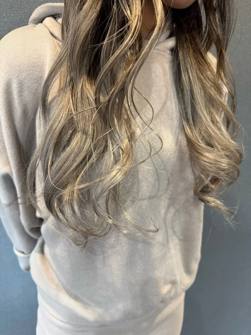 ロング カラー アッシュ ベージュカラー ブリーチ デザインカラー ダブルカラー ワタナベ テルマサのヘアスタイル