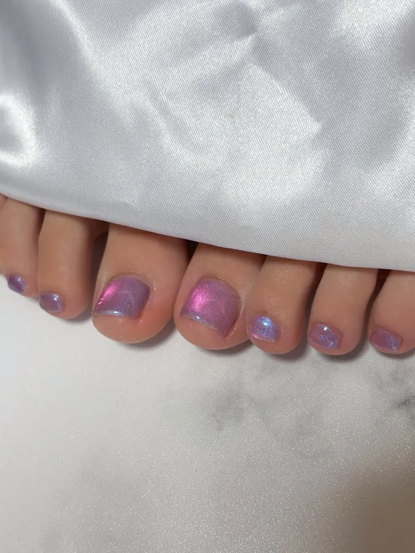 ネイル オーロラネイル ブルー フットネイル グラデーション ラメ(グリッター) フットネイル nail salon minthのネイルデザイン