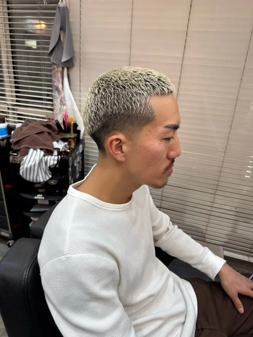 ショート カラー パーマ メンズ センターパート ダウンパーマ フェードカット メンズハイライト メンズパーマ カット ヘアカラー パーマ 💈メンズ特化💈 TASUKUのヘアスタイル