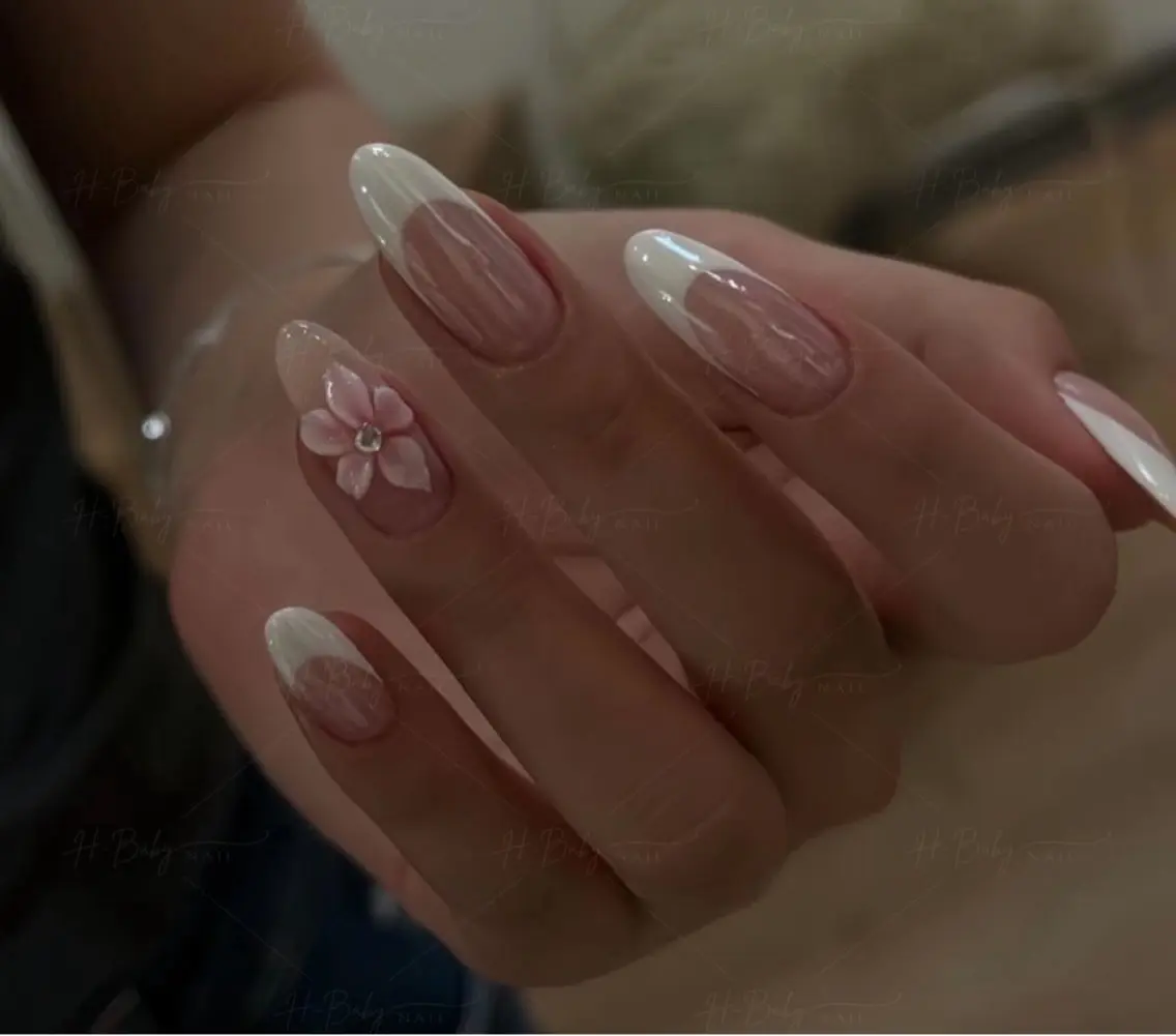 ネイル オーロラネイル フレンチネイル ジェルネイル ハロウィン キラキラネイル H.baby Nail Salonのネイルデザイン
