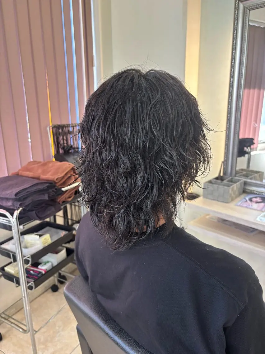 ミディアム パーマ メンズ メンズウルフカット ウルフカット カット パーマ デザインカラー/ オダセイナのヘアスタイル