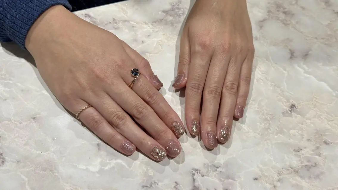 ネイル キラキラネイル 冬ネイル クリスマス ハンドネイル Nail Salon Lindaのネイルデザイン